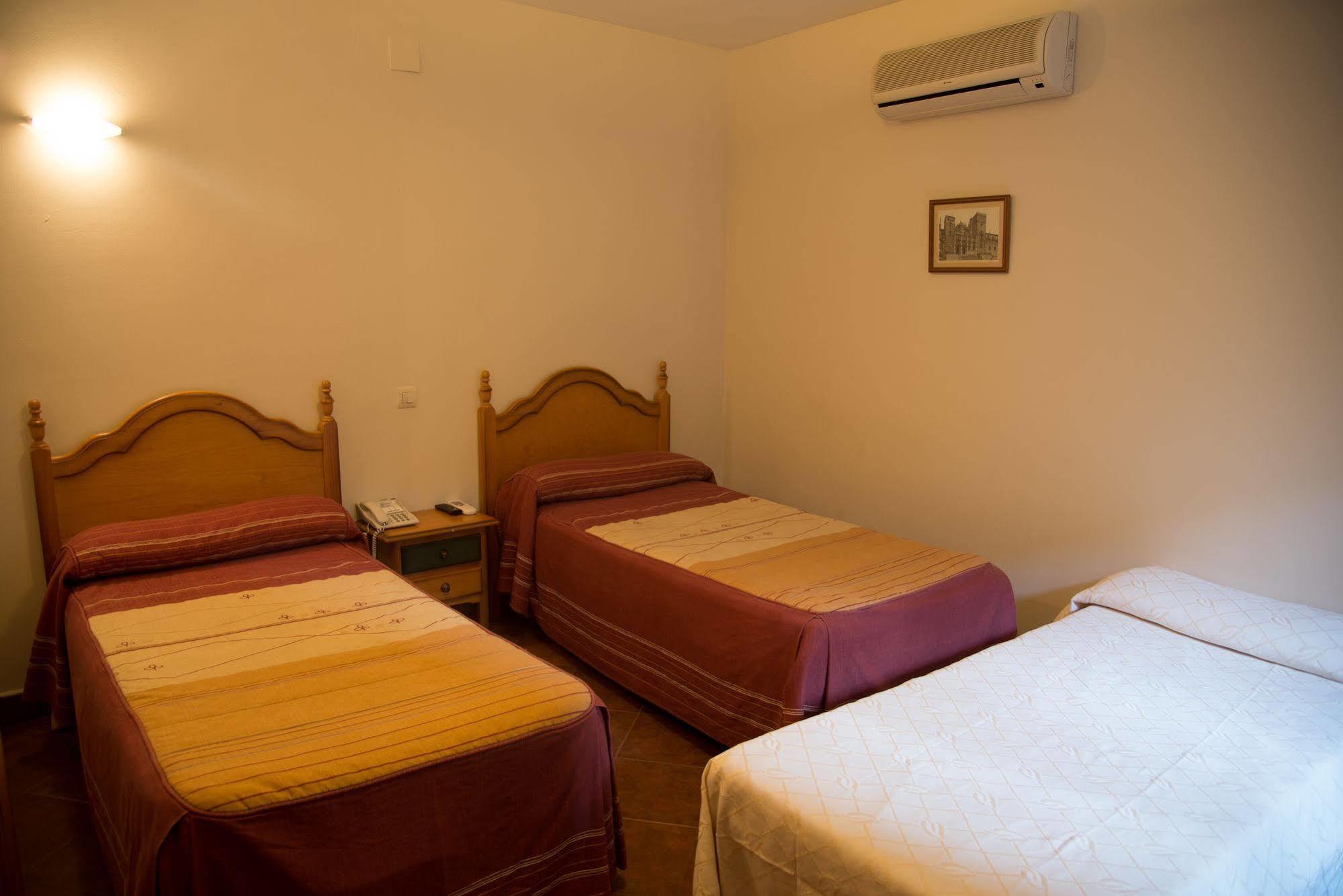 Hostal Hueso Trujillo Buitenkant foto