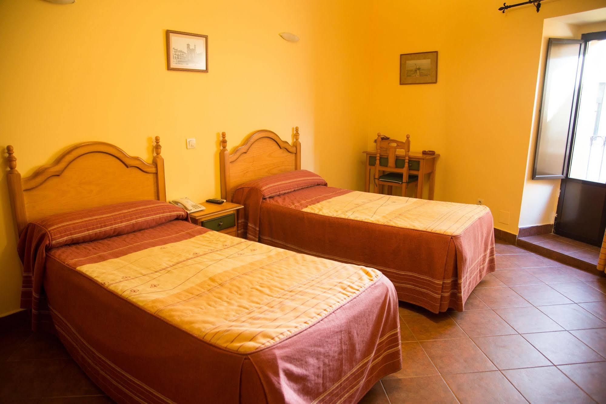 Hostal Hueso Trujillo Buitenkant foto